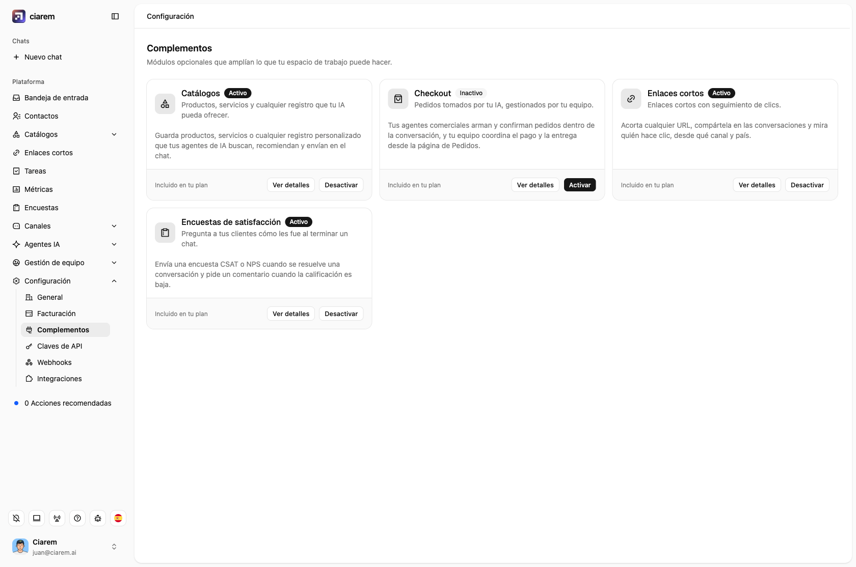La página de Complementos en Configuración: Catálogos, Checkout, Enlaces cortos y Encuestas de satisfacción, cada uno con Ver detalles y Activar o Desactivar