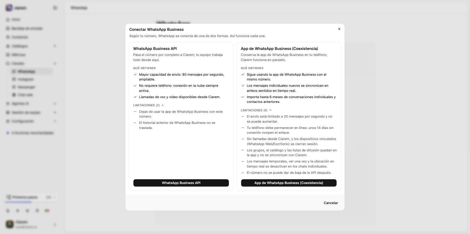 El selector de conexión: WhatsApp Business API a la izquierda y App de WhatsApp Business (Coexistencia) a la derecha, cada una con lo que obtienes y sus limitaciones