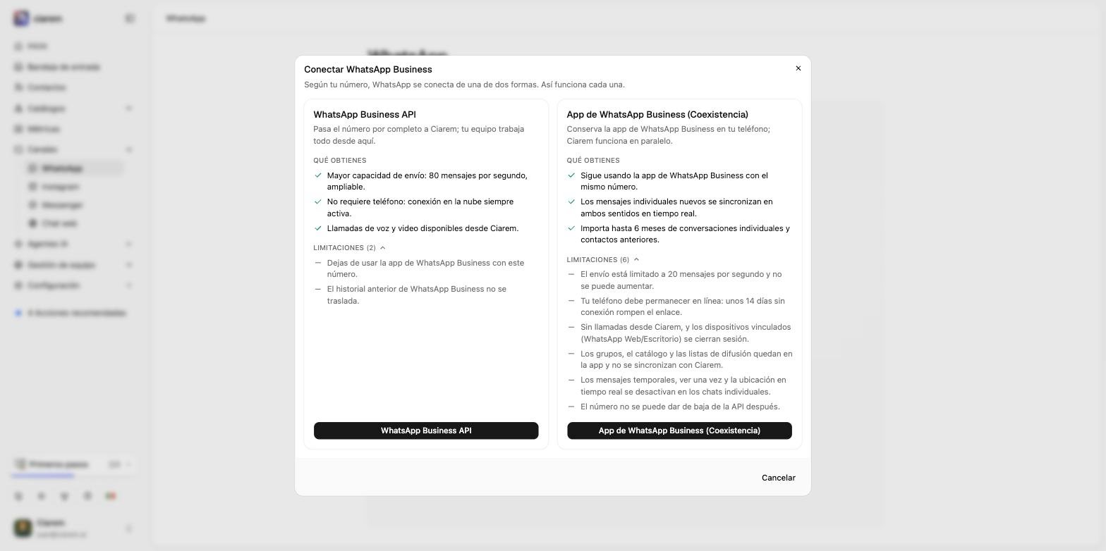 El selector de conexión: WhatsApp Business API a la izquierda y App de WhatsApp Business (Coexistencia) a la derecha, cada una con lo que obtienes y sus limitaciones