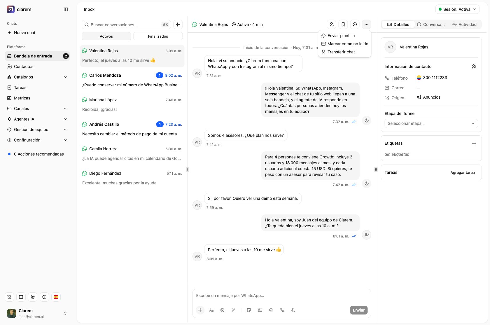 El menú de más opciones de la cabecera del chat: Enviar plantilla, Marcar como no leído y Transferir chat