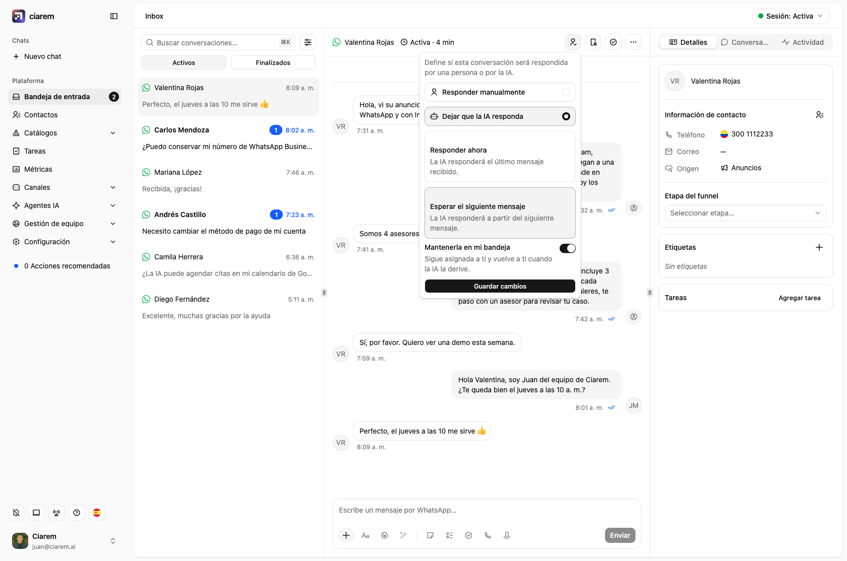 El menú del responsable de la conversación con Dejar que la IA responda elegido y el interruptor Mantenerla en mi bandeja activado