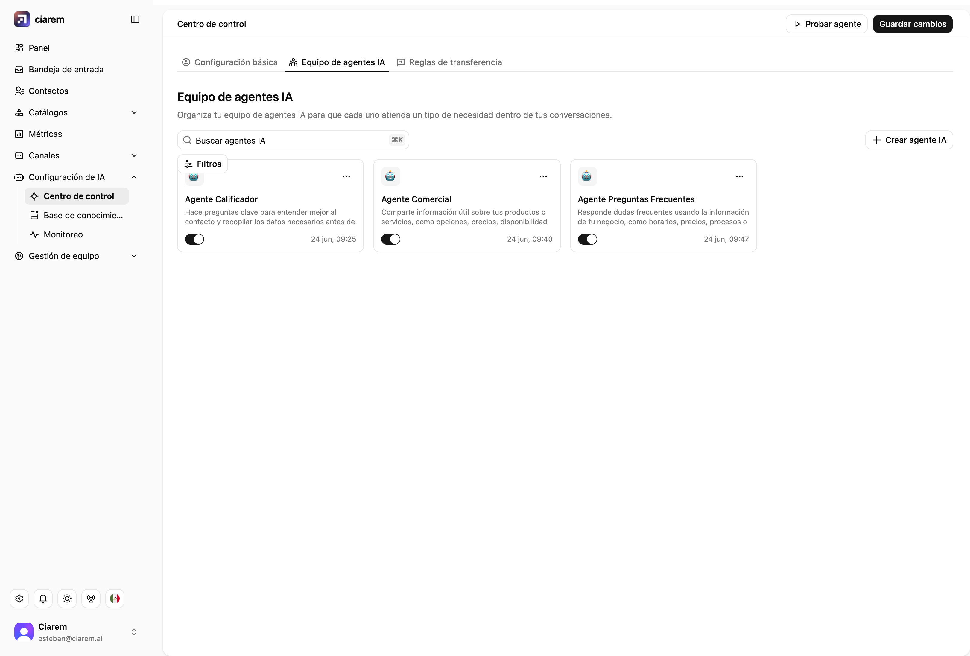 La pestaña Equipo de agentes IA con agentes especializados para calificación, ventas y preguntas frecuentes