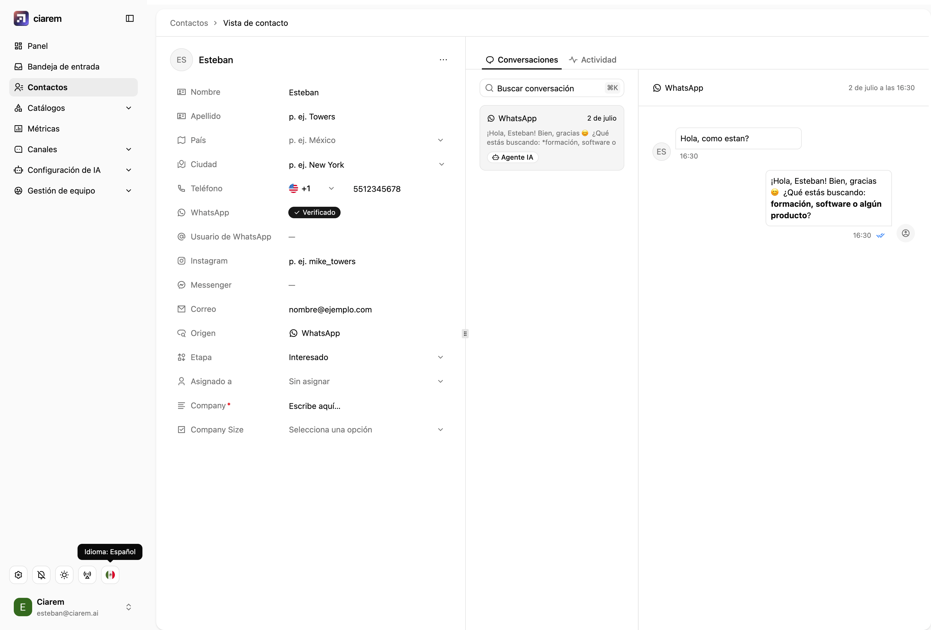 Una vista de contacto con las identidades por canal, el origen, la etapa, el responsable y las propiedades personalizadas