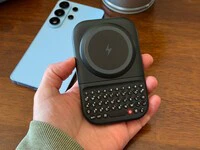 power_keyboard_in_hand_hero_w_s26_ultra_blue