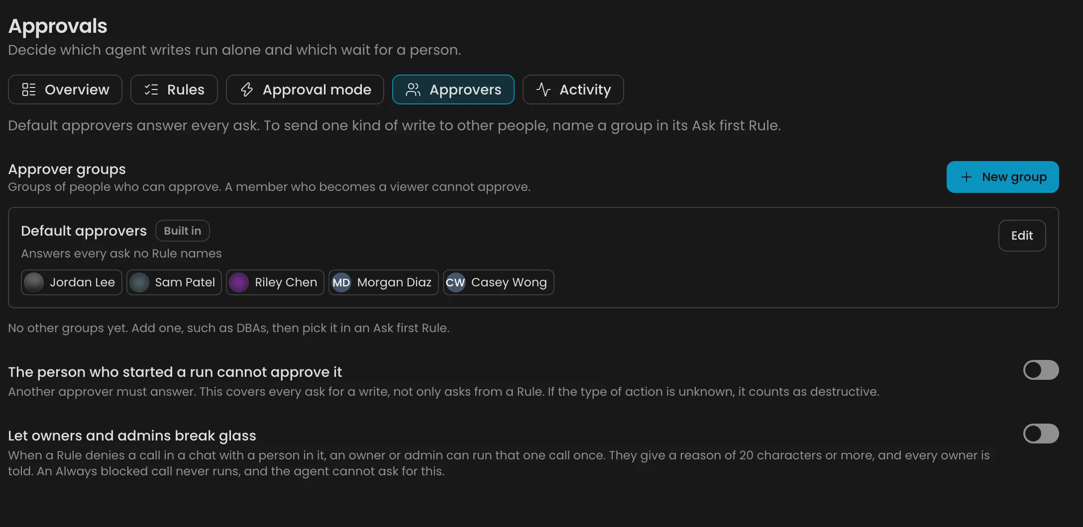 Tab Approvers với dòng Default approvers, nút New group và các công tắc quy tắc hai người và break-glass