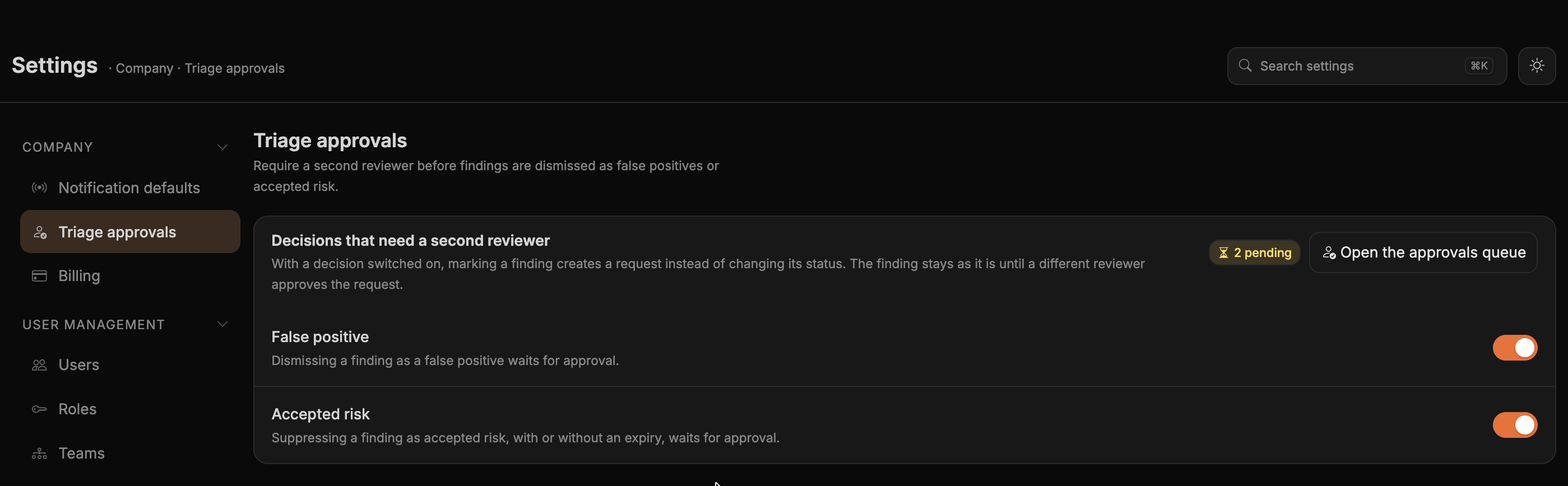 La página Triage approvals con False positive y Accepted risk activados