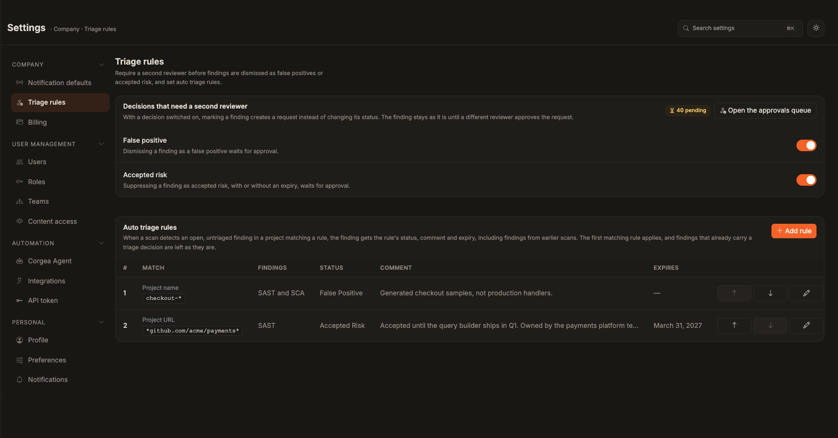 La page Triage rules avec False positive et Accepted risk activés et deux règles de triage automatique