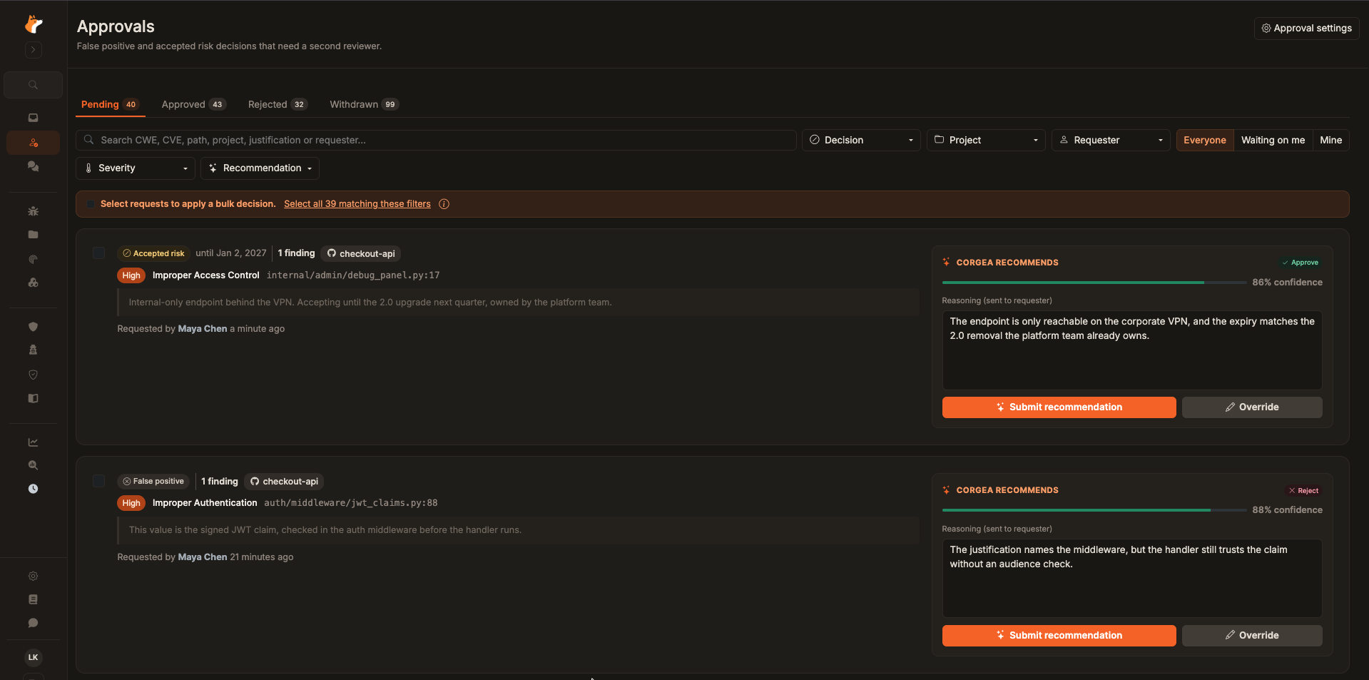 Cola de aprobaciones en Pending, con recomendaciones de Corgea para aprobar un riesgo aceptado y rechazar un falso positivo