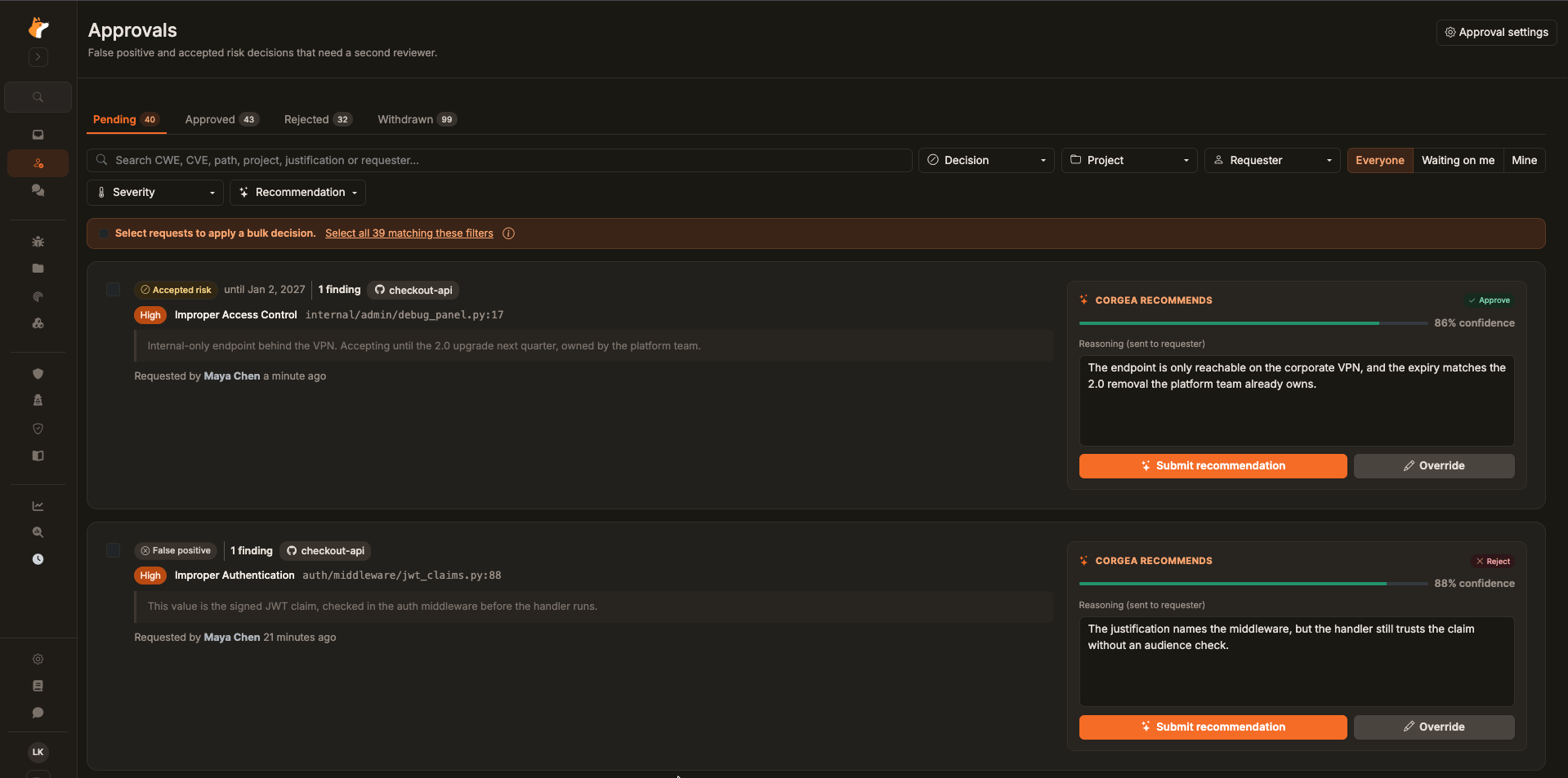 Cola de aprobaciones en Pending, con recomendaciones de Corgea para aprobar un riesgo aceptado y rechazar un falso positivo