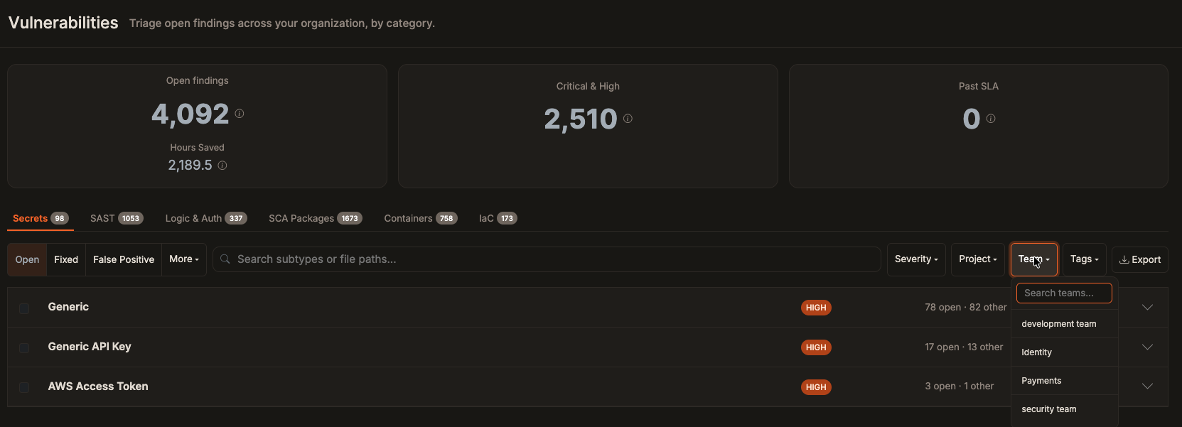 Vulnerabilities Workbench mit geöffnetem Team-Filter und der Liste der Teams, mit denen sich Befunde eingrenzen lassen