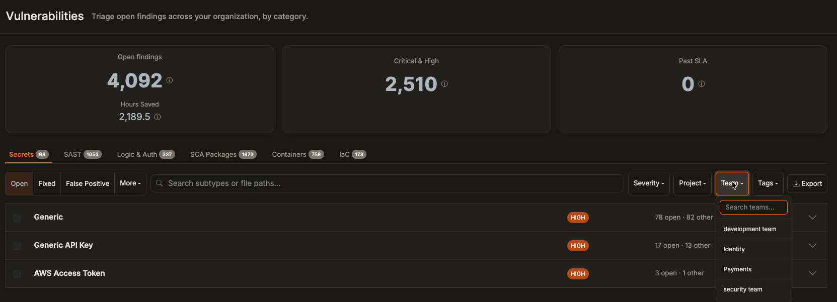 Vulnerabilities Workbench mit geöffnetem Team-Filter und der Liste der Teams, mit denen sich Befunde eingrenzen lassen