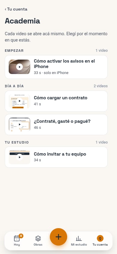 Academia en el celular: «Cada video se abre acá mismo. Elegí por el momento en que estás.», con Empezar, Día a día y Tu estudio