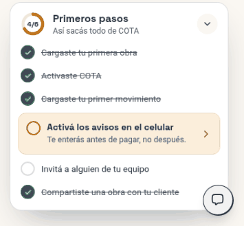 Abajo a la derecha, el botón del chat de soporte al lado del panel Primeros pasos