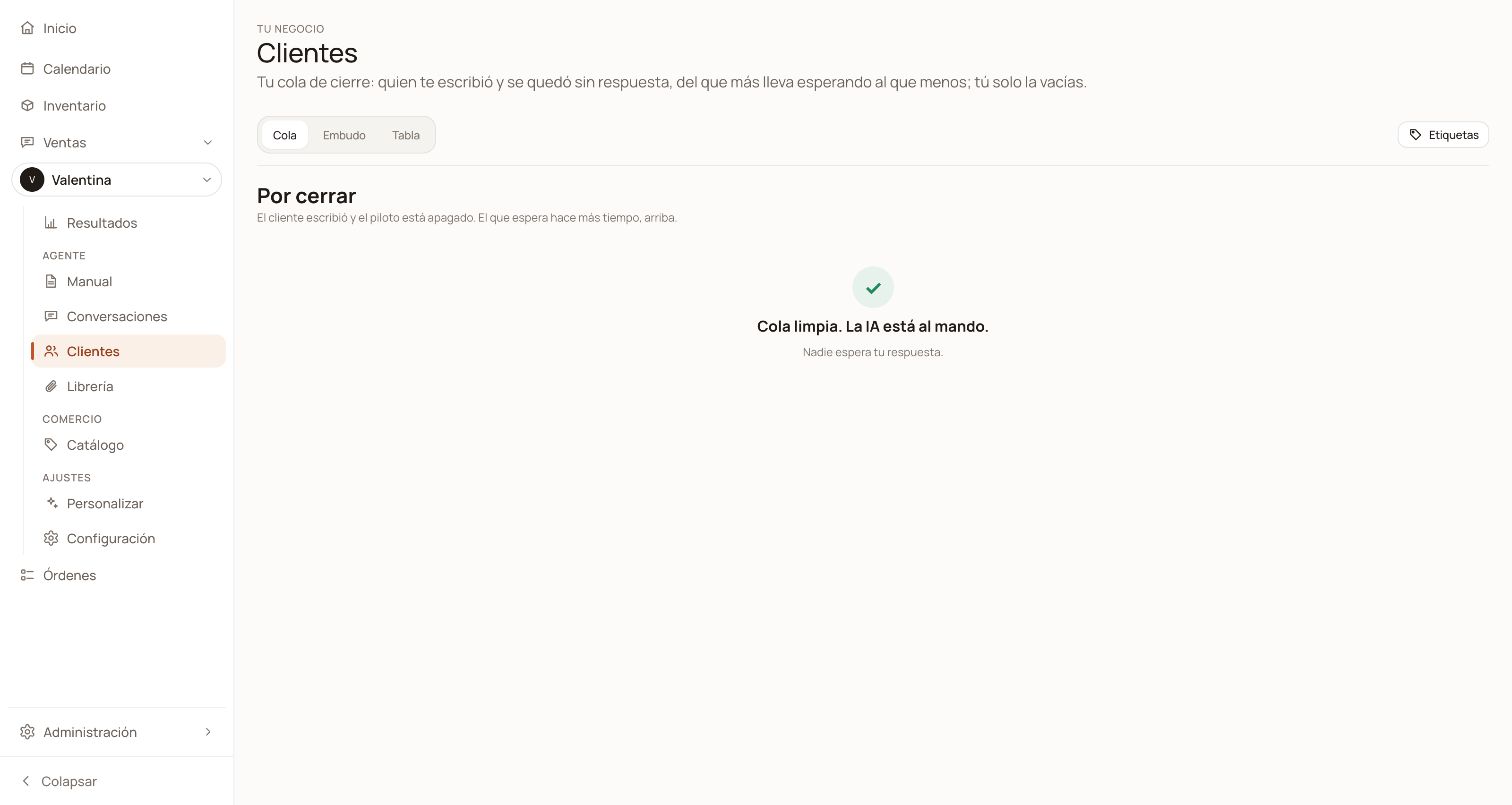Pantalla Clientes de DarkFunnels con las vistas Cola, Embudo y Tabla y la cola de cierre vacía
