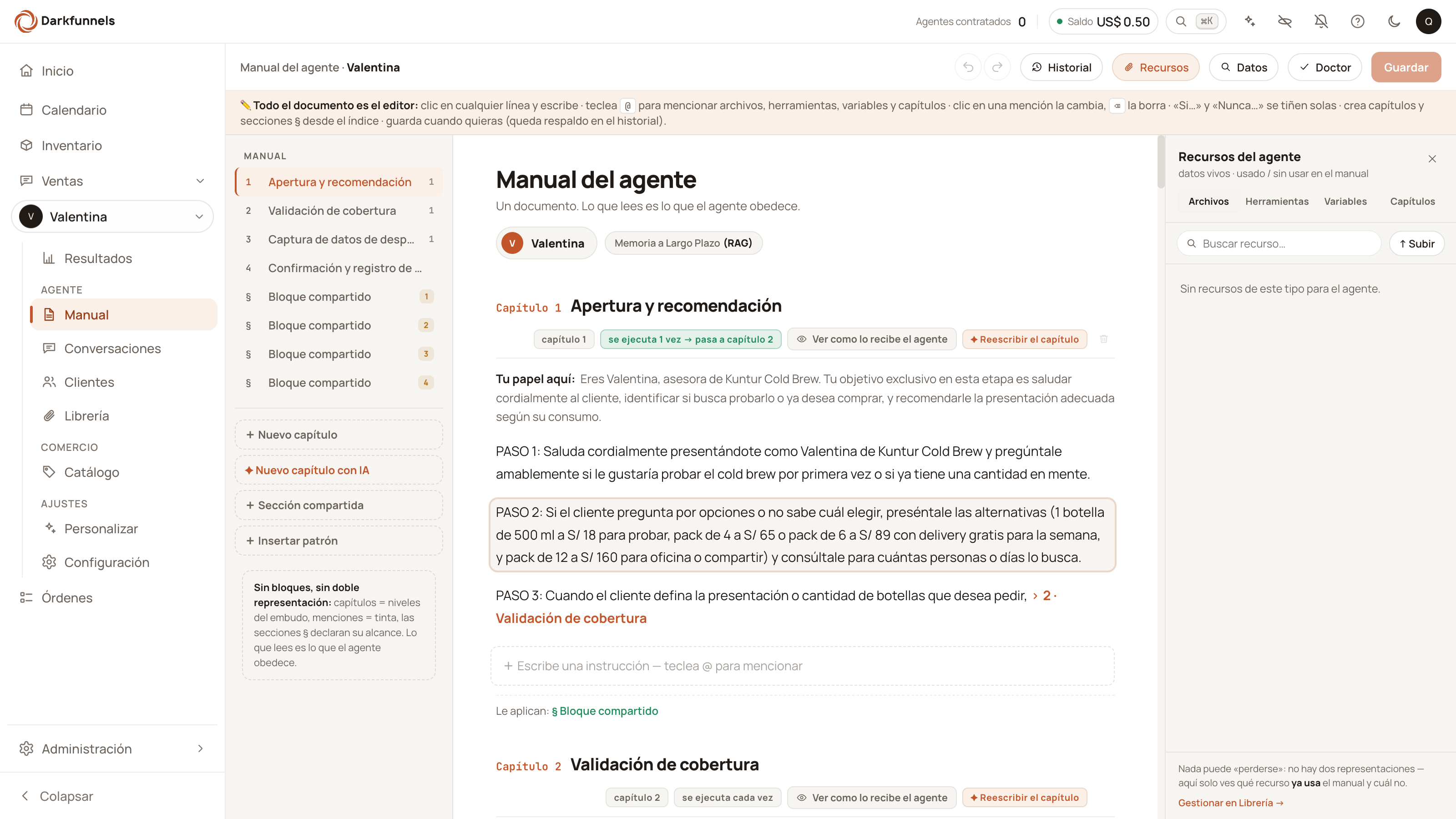 The Playbook screen in the dashboard: bar with Historial (History), Recursos (Resources), Datos (Data), Doctor and Guardar (Save); chapter index on the left; «Manual del agente» (Agent playbook) document in the centre; «Recursos del agente» (Agent resources) drawer open on the right.