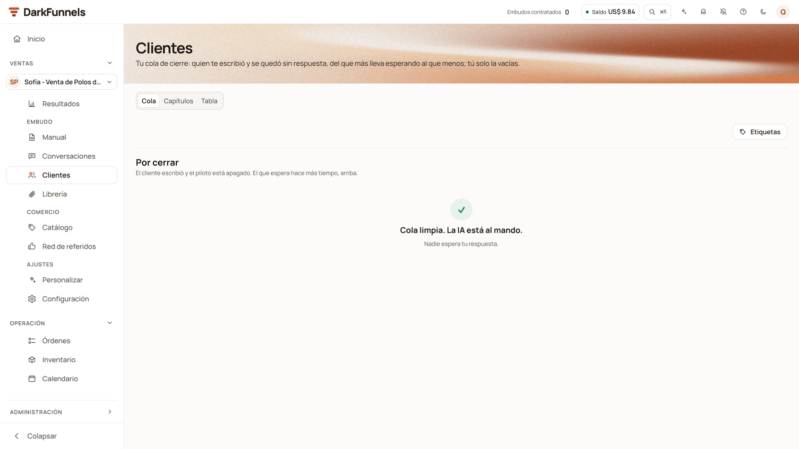 Dashboard Clientes screen on the Cola tab, with the Cola, Capítulos and Tabla tabs, the Etiquetas button and the empty Por cerrar section showing «Cola limpia. La IA está al mando.»