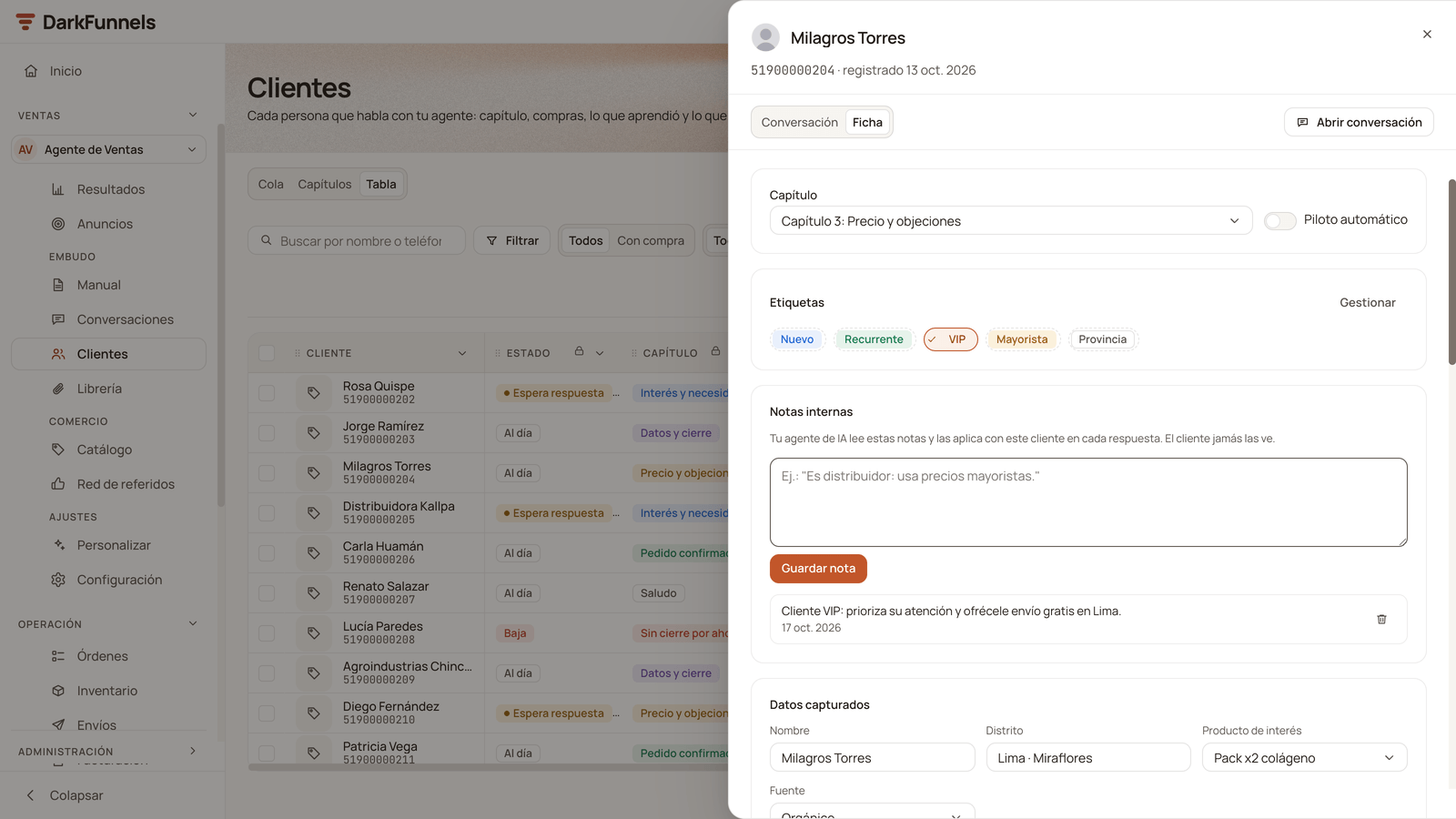 Customer record open in Clientes with the chapter, the Piloto automático switch, Etiquetas, Notas internas and the start of Datos capturados