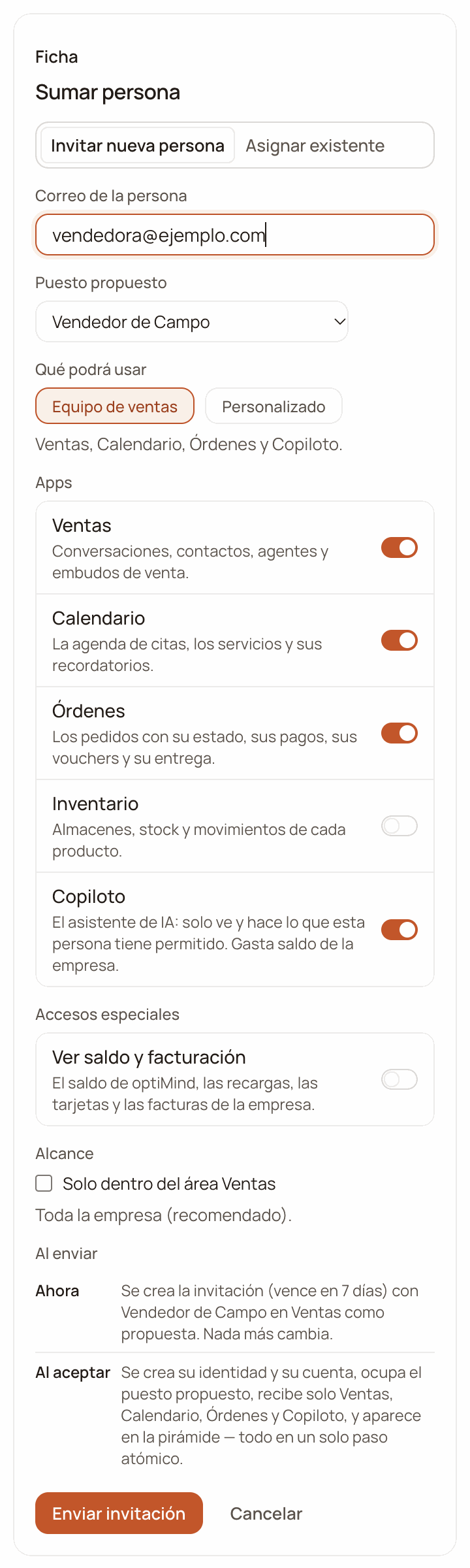 Sumar persona (Add person) panel with a sample email, the position «Vendedor de Campo» (Field salesperson), the «Equipo de ventas» (Sales team) preset selected (Ventas, Calendario, Órdenes and Copiloto on; Inventario and «Ver saldo y facturación» off), the scope set to the whole business, the Al enviar (On sending) table and the «Enviar invitación» (Send invitation) button