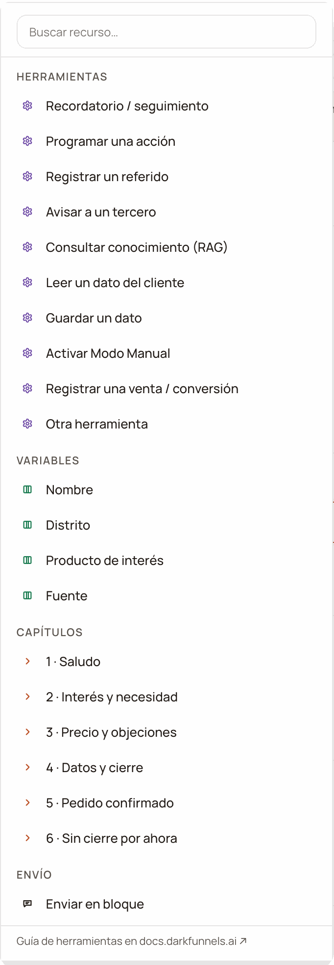 The playbook's @ menu open with the «Buscar recurso…» search box and the Herramientas, Variables, Capítulos and Envío groups (Tools, Variables, Chapters, Sending)