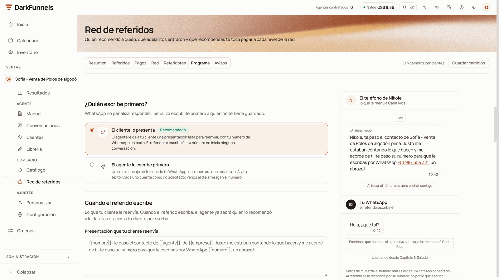 Programa (Program) tab with the «¿Quién escribe primero?» (Who writes first?) section, the options «El cliente lo presenta» (Recomendado, the one chosen) and «El agente le escribe primero», the start of «Cuando el referido escribe» and, on the right, the phone preview