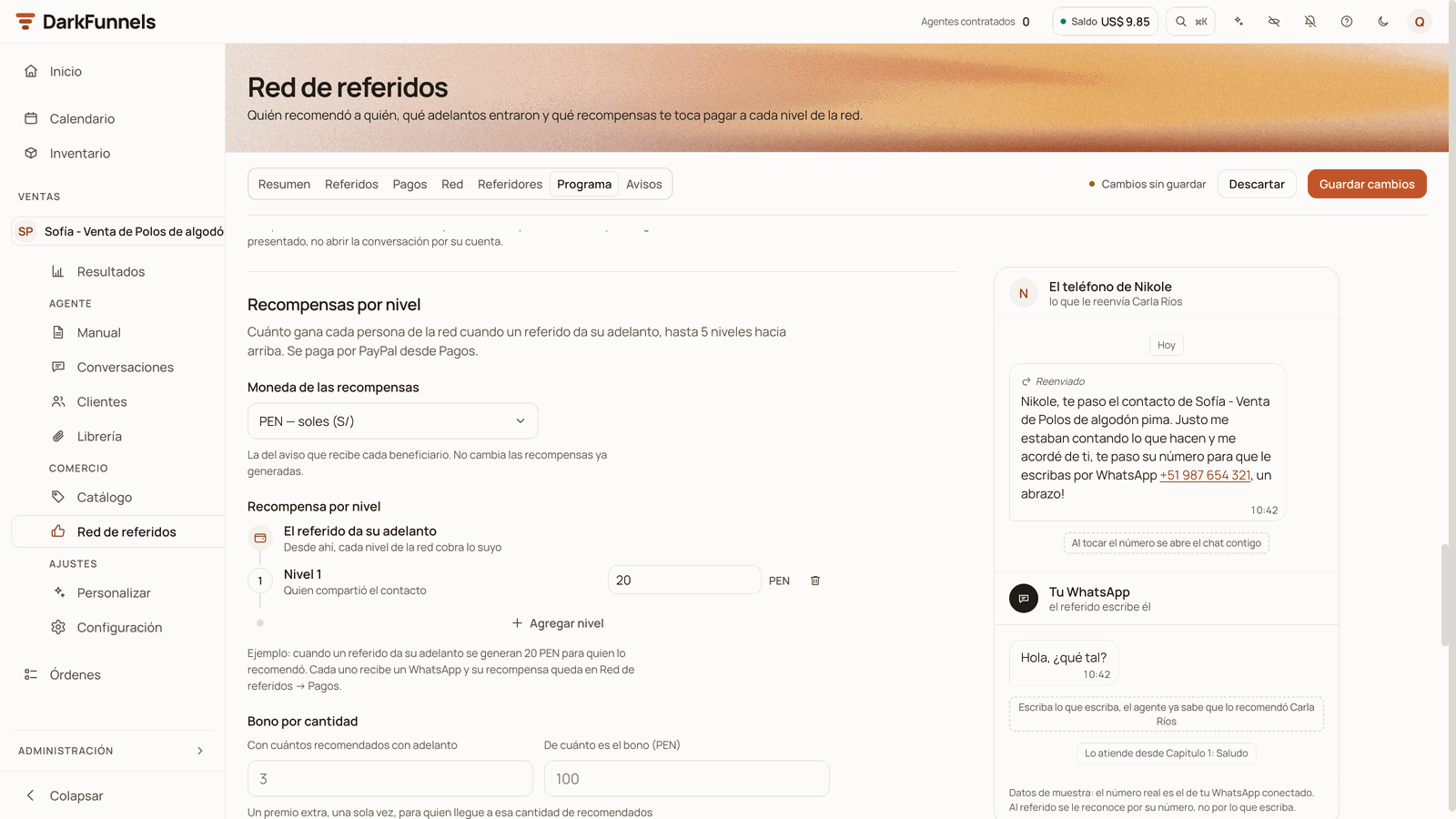 Recompensas por nivel (Rewards per level) section with the PEN currency, the ladder starting at «El referido da su adelanto» with Nivel 1 (Quien compartió el contacto, 20 PEN), the Agregar nivel button, the example sentence and the Bono por cantidad (Bonus by count) fields; at the top, Cambios sin guardar with Descartar and Guardar cambios