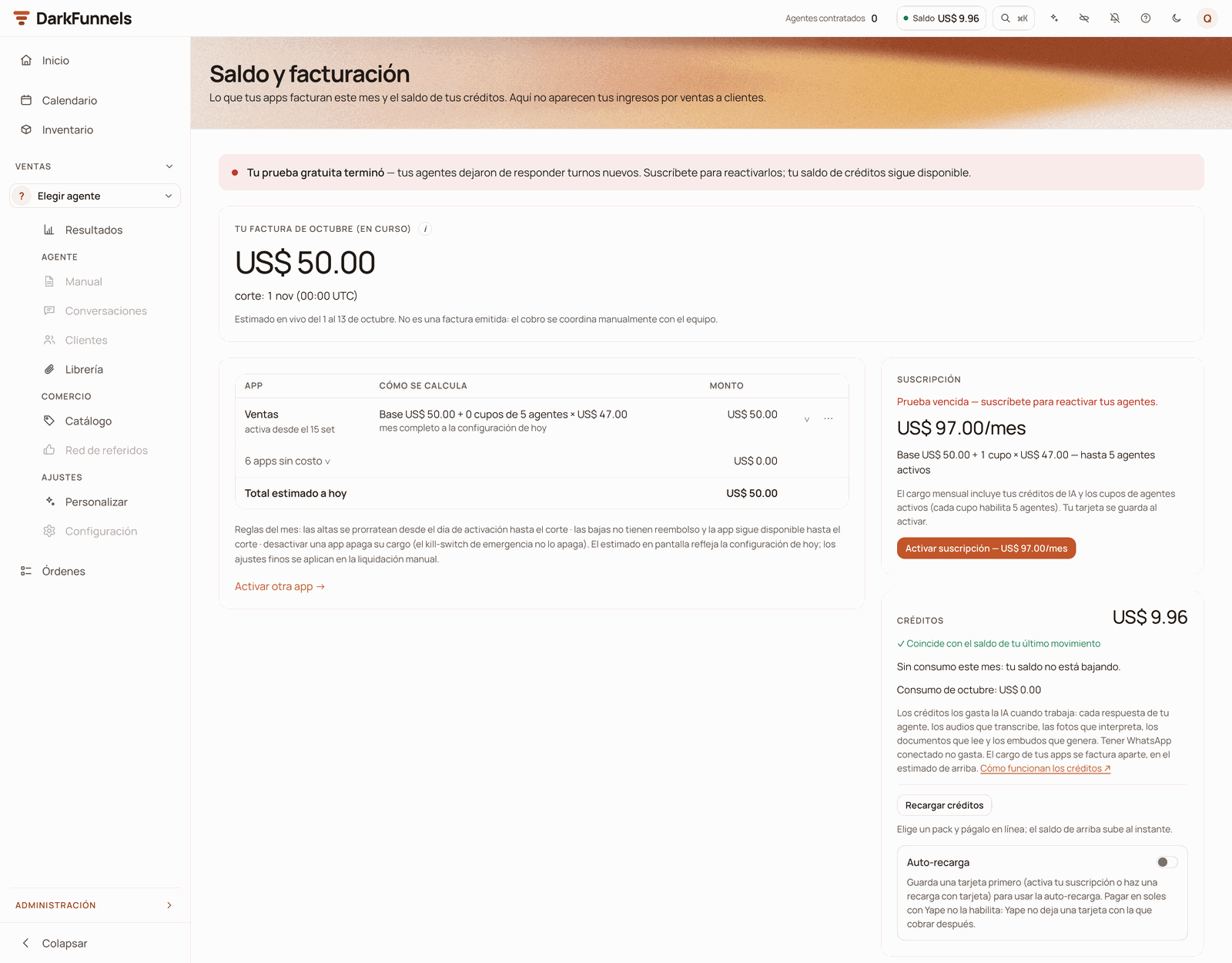 Saldo y facturación (Balance and billing) screen with the «Tu prueba gratuita terminó» (Your free trial has ended) notice, the current October invoice, the apps table and the Suscripción (Subscription) box, with the trial expired and «Activar suscripción» (Activate subscription), and the Créditos (Credits) box, with «Recargar créditos» (Top up credits) and auto top-up switched off