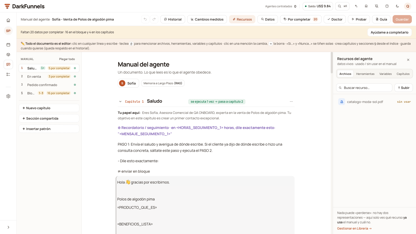Playbook of a funnel born from the template, with the notice «Faltan 20 datos por completar: 16 en el bloque y 4 en los capítulos» (20 details left to complete: 16 in the block and 4 in the chapters) and the «Ayúdame a completarlo» (Help me complete it) button, placeholders such as «HORAS_SEGUIMIENTO_1» highlighted in the text, the index with each chapter's placeholders, the Por completar (To complete) button with the 20 in the bar, and the Recursos (Resources) panel open on the right with an unused PDF