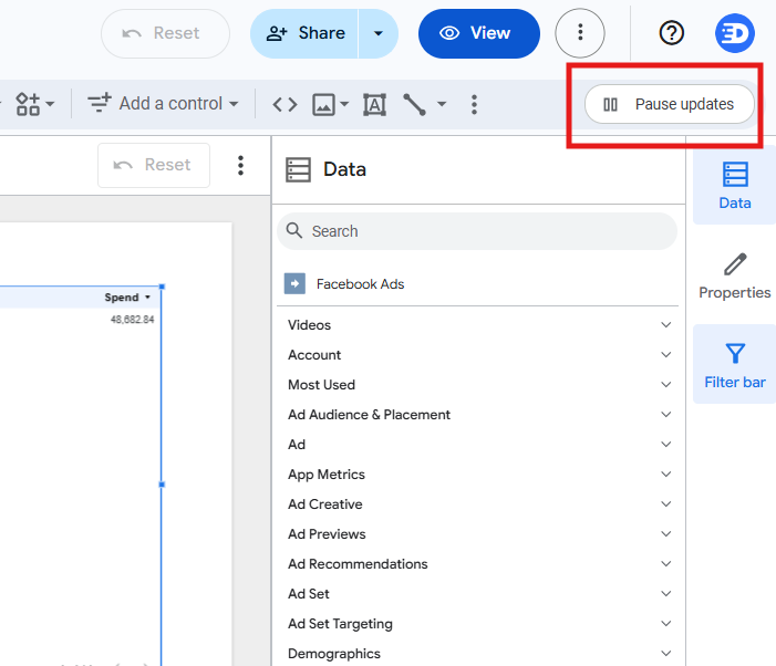 Pause updates button in Looker Studio