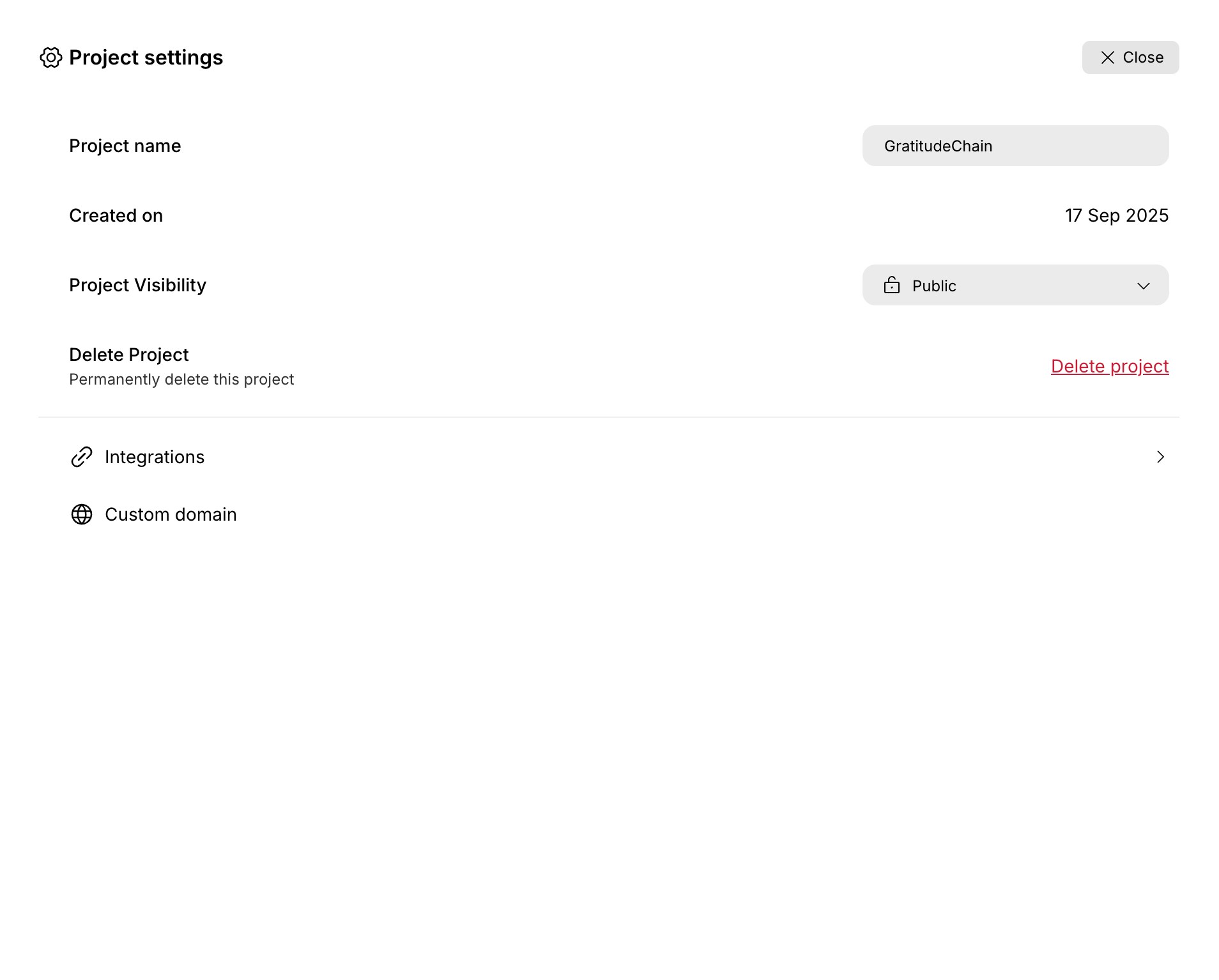 Project settings panel in light mode with project name, creation date, visibility, delete project action, and integrations tab.