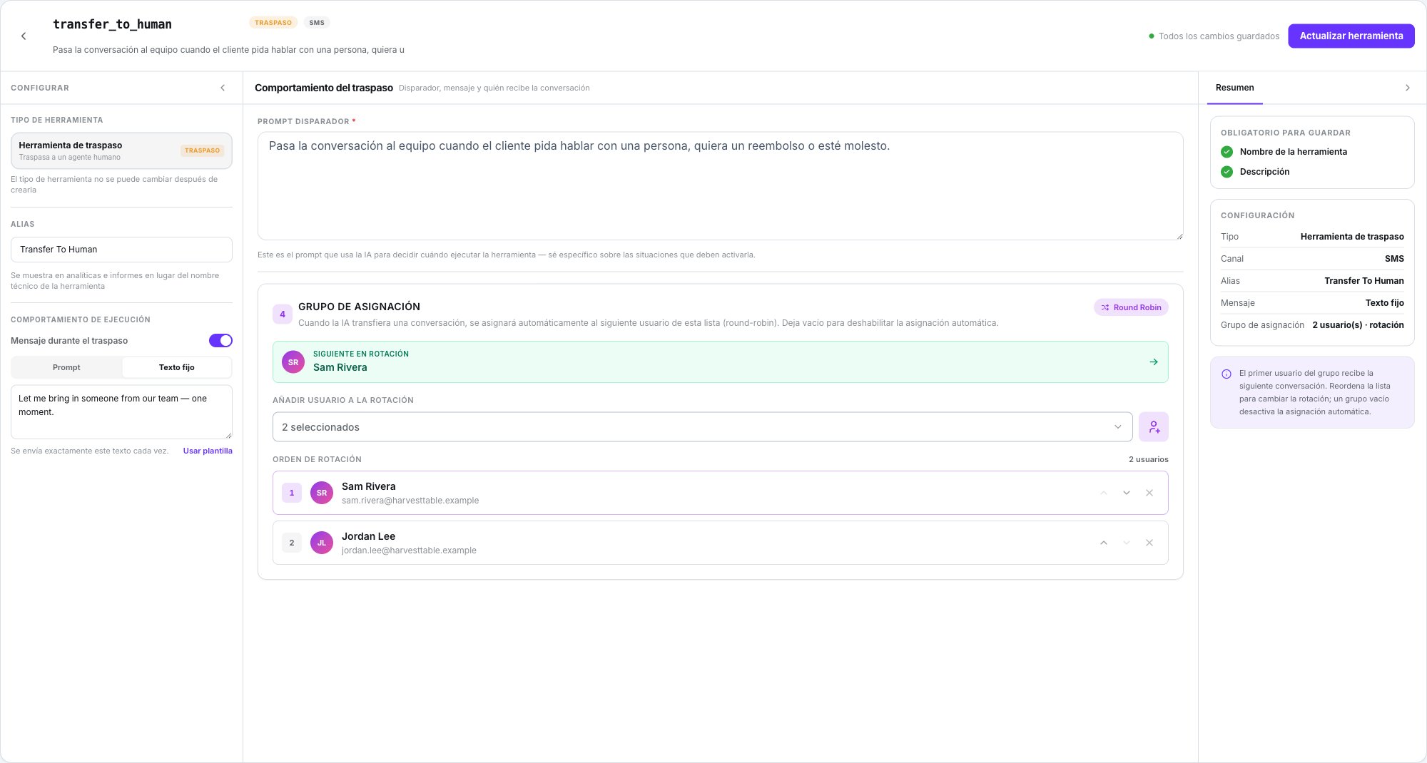 Constructor de herramientas con la herramienta de traspaso seleccionada en la columna Configurar, un Prompt disparador en el centro, un grupo de asignación de dos usuarios por turno rotatorio y el panel Resumen a la derecha