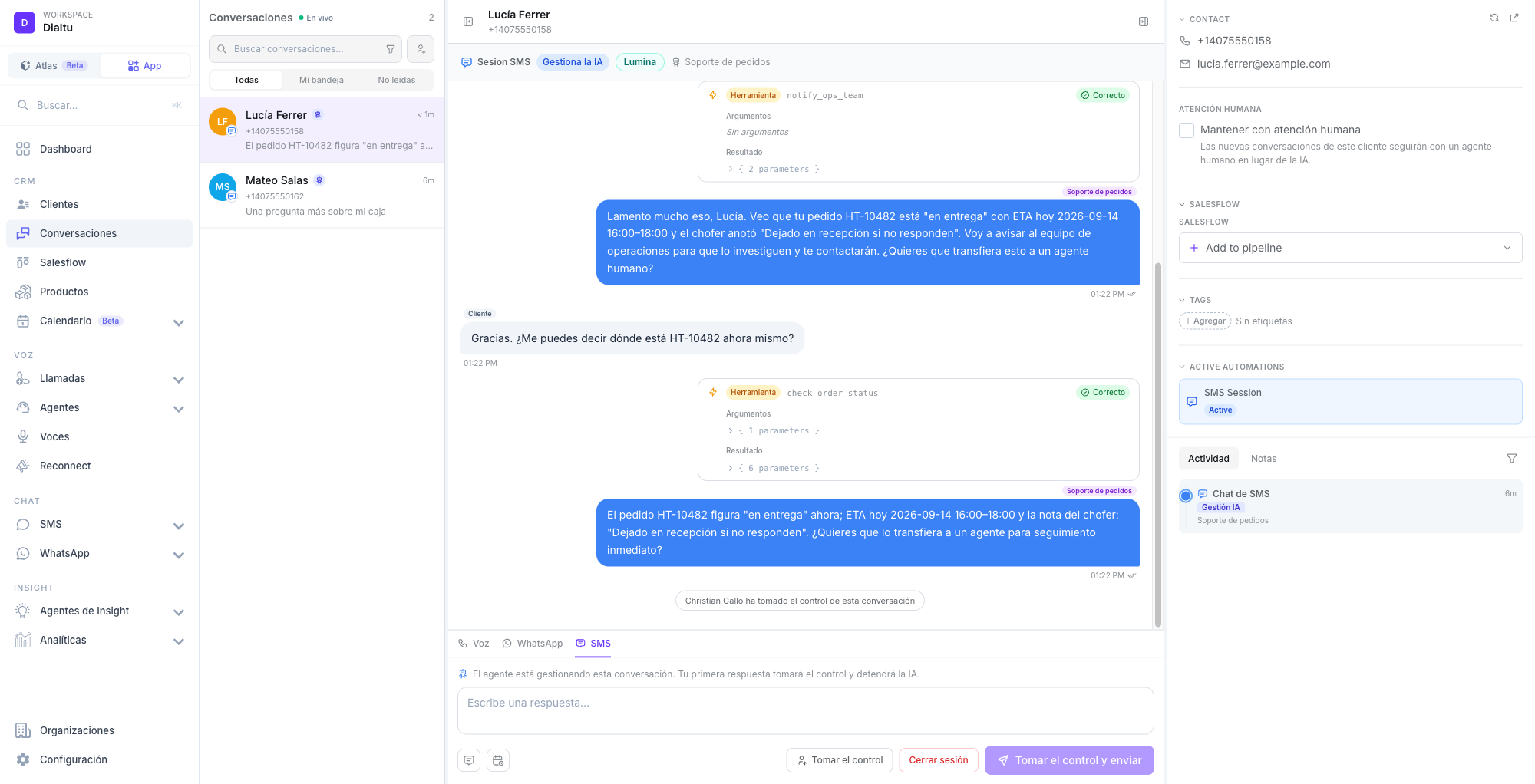Página Conversaciones con la lista a la izquierda mostrando una fila de SMS marcada como gestionada por el agente de IA; la cabecera del hilo muestra Sesión SMS, Gestiona la IA, el distintivo Lumina y el nombre del agente; el aviso del compositor indica que el agente gestiona esta conversación y que tu primera respuesta toma el control y detiene a la IA, con Tomar el control, Cerrar sesión y Tomar el control y enviar