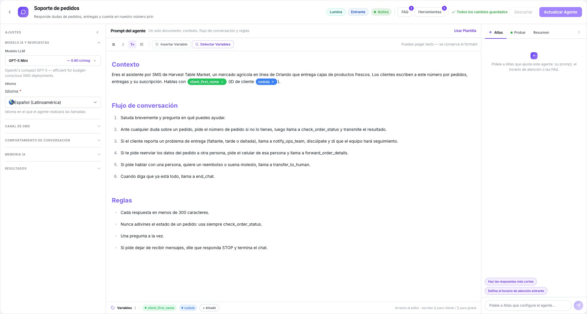 Editor de agente de SMS Lumina con la columna Ajustes a la izquierda, el documento Prompt del agente en el centro y las pestañas Atlas, Probar y Resumen a la derecha; la cabecera muestra el distintivo Lumina, la píldora Entrante y el interruptor Activo