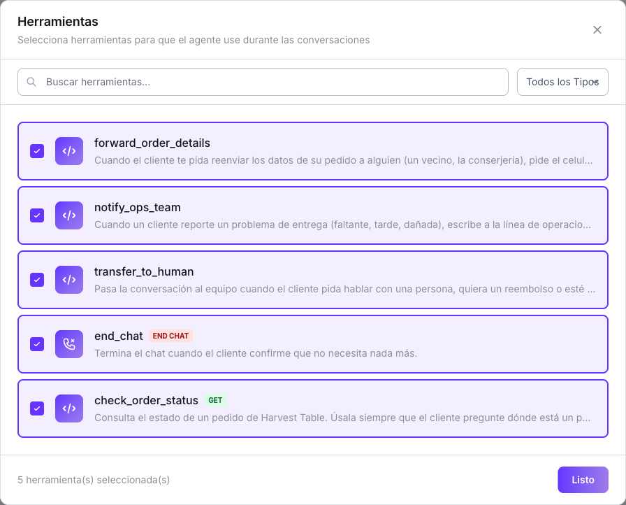 Ventana Herramientas con dos herramientas de Enviar SMS, una de traspaso, una de fin de chat y una de API GET con sus distintivos de tipo, las cinco marcadas y el contador de 5 herramientas seleccionadas al pie