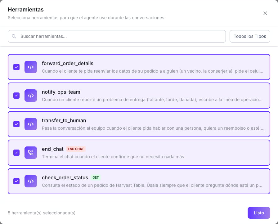 Ventana Herramientas con dos herramientas de Enviar SMS, una de traspaso, una de fin de chat y una de API GET con sus distintivos de tipo, las cinco marcadas y el contador de 5 herramientas seleccionadas al pie