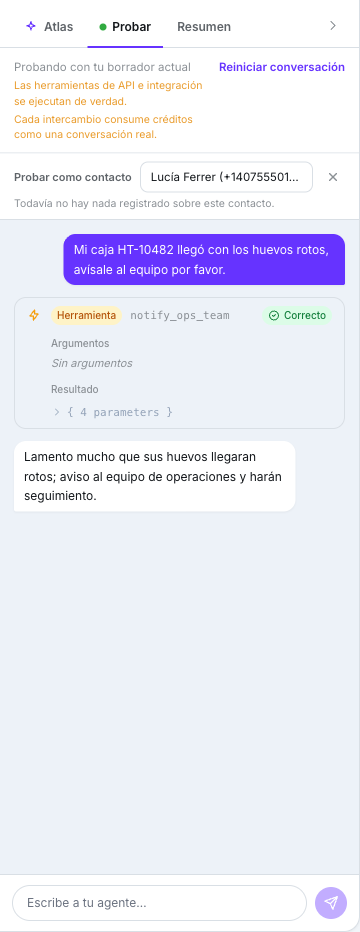 Pestaña Probar con el aviso Probando con tu borrador actual, los dos avisos ámbar sobre herramientas reales y créditos, la fila Probar como contacto, un mensaje del cliente, una burbuja simulada de la herramienta Enviar SMS y la respuesta del agente