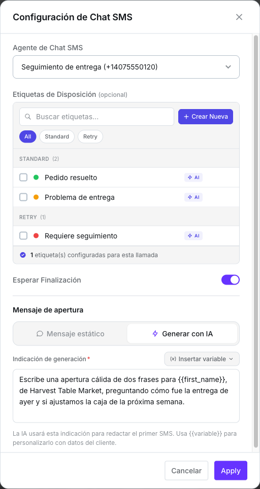 Ventana Configuración de Chat SMS con el agente Seguimiento de entrega seleccionado, el selector de etiquetas de disposición, Esperar Finalización activado y Mensaje de apertura en Generar con IA con una indicación de generación que usa first_name