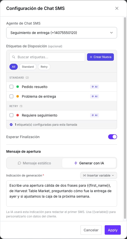 Ventana Configuración de Chat SMS con el agente Seguimiento de entrega seleccionado, el selector de etiquetas de disposición, Esperar Finalización activado y Mensaje de apertura en Generar con IA con una indicación de generación que usa first_name