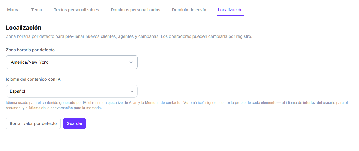 Sub-pestaña Localización con el selector de zona horaria por defecto y el de idioma del contenido con IA