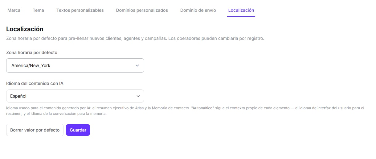 Sub-pestaña Localización con el selector de zona horaria por defecto y el de idioma del contenido con IA