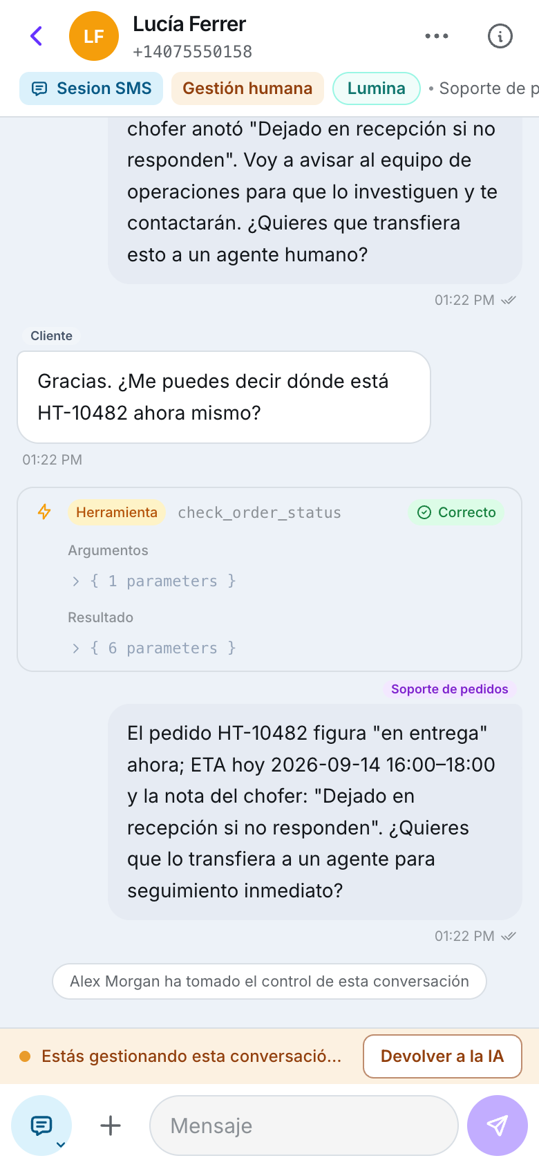 Pantalla de hilo en el móvil: flecha atrás, avatar, Lucía Ferrer y su número, un botón de acciones y un botón de información; una franja con Sesión SMS, Gestión humana, Lumina y Soporte de pedidos; burbujas de cliente y agente, una tarjeta de herramienta y una nota del sistema; un aviso ámbar Estás gestionando esta conversación con el botón Devolver a la IA; una fila de entrada con el chip de SMS, un botón más, el campo Mensaje y un botón de enviar