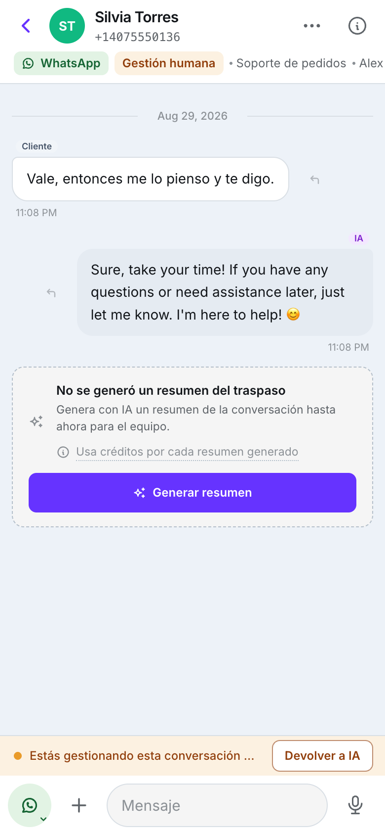 Un hilo de WhatsApp con un aviso ámbar Estás gestionando esta conversación — la IA ha dejado de responder y el botón Devolver a la IA, sobre una fila de entrada con el chip verde de WhatsApp, un botón más, un campo Mensaje vacío y un botón de micrófono