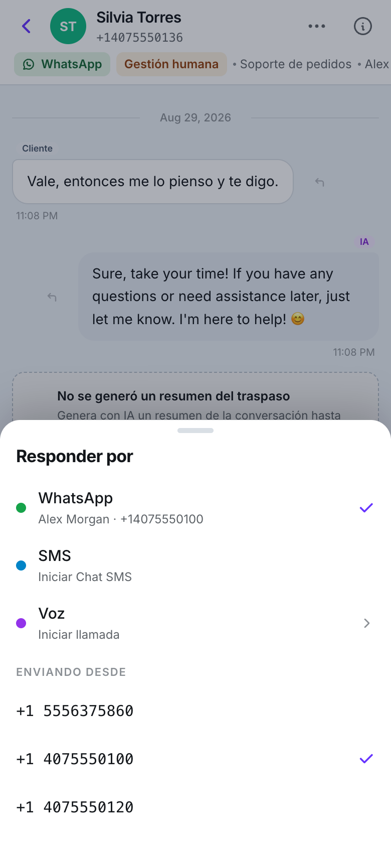 Un panel inferior titulado Responder por que lista WhatsApp con la cuenta de envío, SMS y Voz, y después una sección Enviando desde con tres números de teléfono, el seleccionado marcado