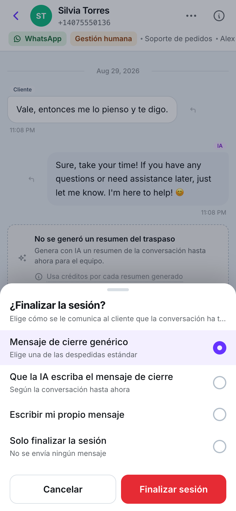 Un panel inferior titulado ¿Finalizar la sesión? con las opciones Mensaje de cierre genérico, Que la IA escriba el mensaje de cierre, Escribir mi propio mensaje y Solo finalizar la sesión, además de Cancelar y un botón rojo Finalizar sesión