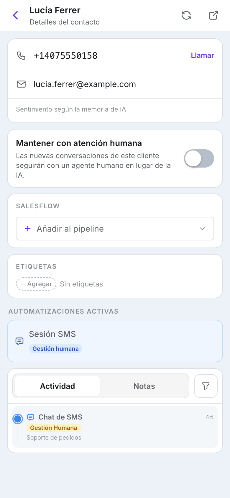Pantalla de detalles del contacto: flecha atrás, Lucía Ferrer, botones de regenerar memoria y abrir ficha del cliente; tarjetas con el teléfono y un enlace Llamar y el correo, Mantener con atención humana con un interruptor, Salesflow con Añadir al pipeline, Etiquetas, Automatizaciones activas con una sesión SMS, y las pestañas Actividad y Notas con un botón de filtro