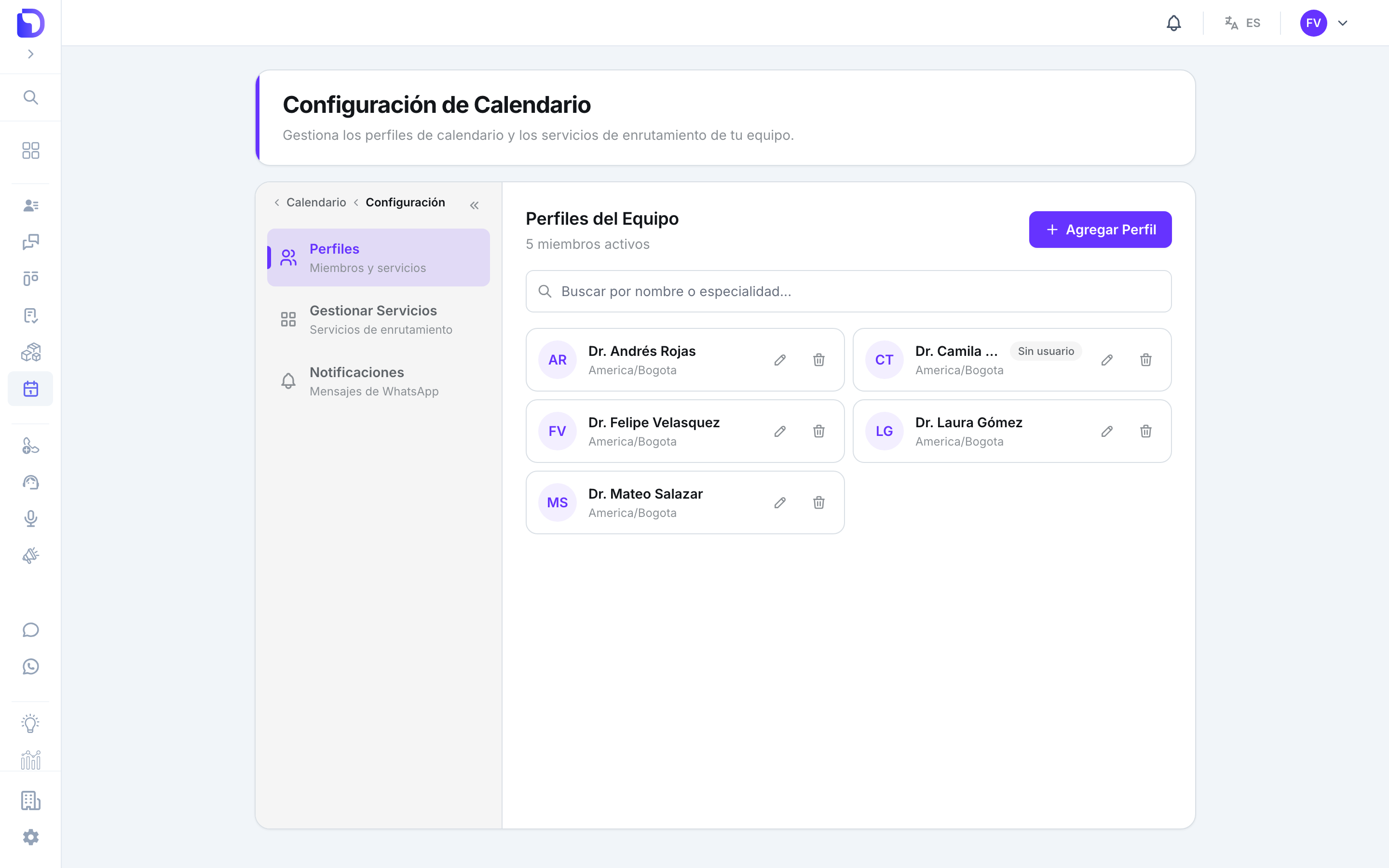 Pantalla Configuración de Calendario en la pestaña Perfiles con el título Perfiles del Equipo, 5 miembros activos, buscador, botón Agregar Perfil y tarjetas de cada profesional con su zona horaria America/Bogota; la Dra. Camila Torres muestra la etiqueta Sin usuario.