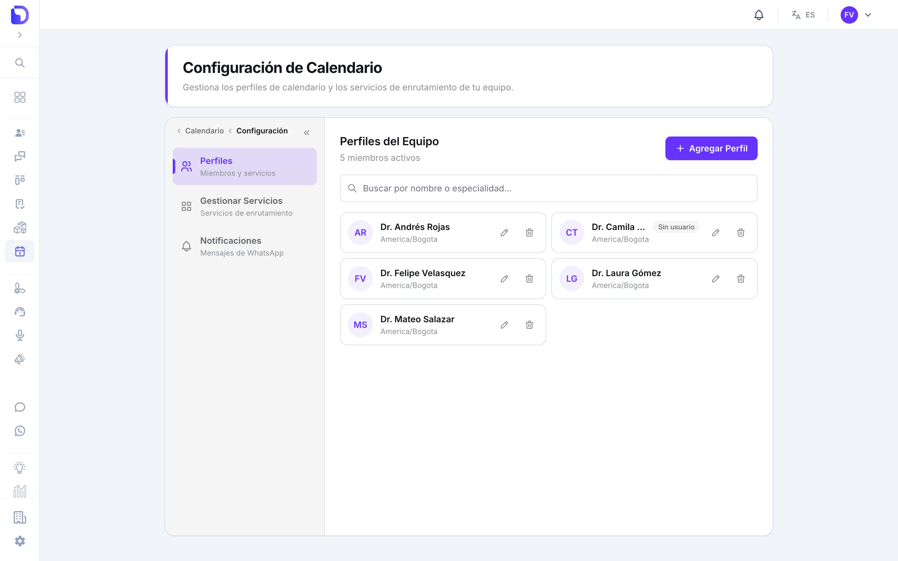 Pantalla Configuración de Calendario en la pestaña Perfiles con el título Perfiles del Equipo, 5 miembros activos, buscador, botón Agregar Perfil y tarjetas de cada profesional con su zona horaria America/Bogota; la Dra. Camila Torres muestra la etiqueta Sin usuario.