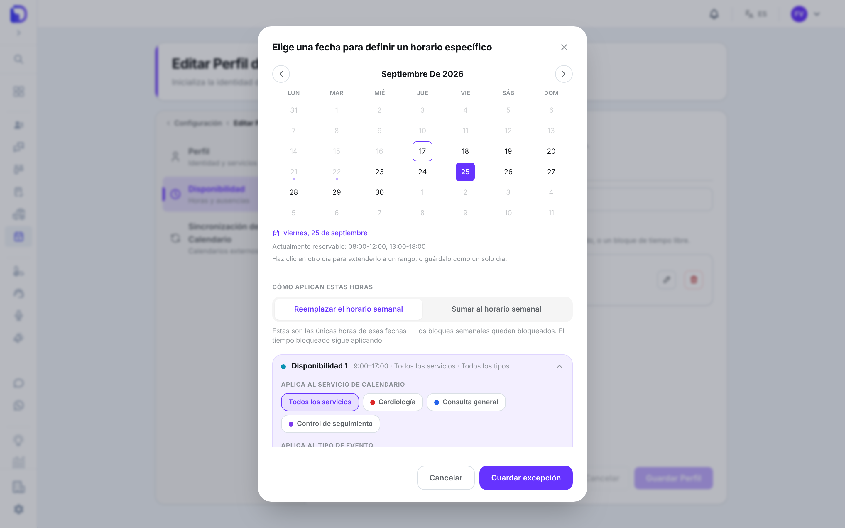 Modal Elige una fecha para definir un horario específico con el calendario de Septiembre De 2026, el viernes 25 seleccionado, el texto Actualmente reservable 08:00-12:00, 13:00-18:00, el selector Reemplazar / Sumar al horario semanal y el bloque Disponibilidad 1 de 9:00–17:00 para Todos los servicios.