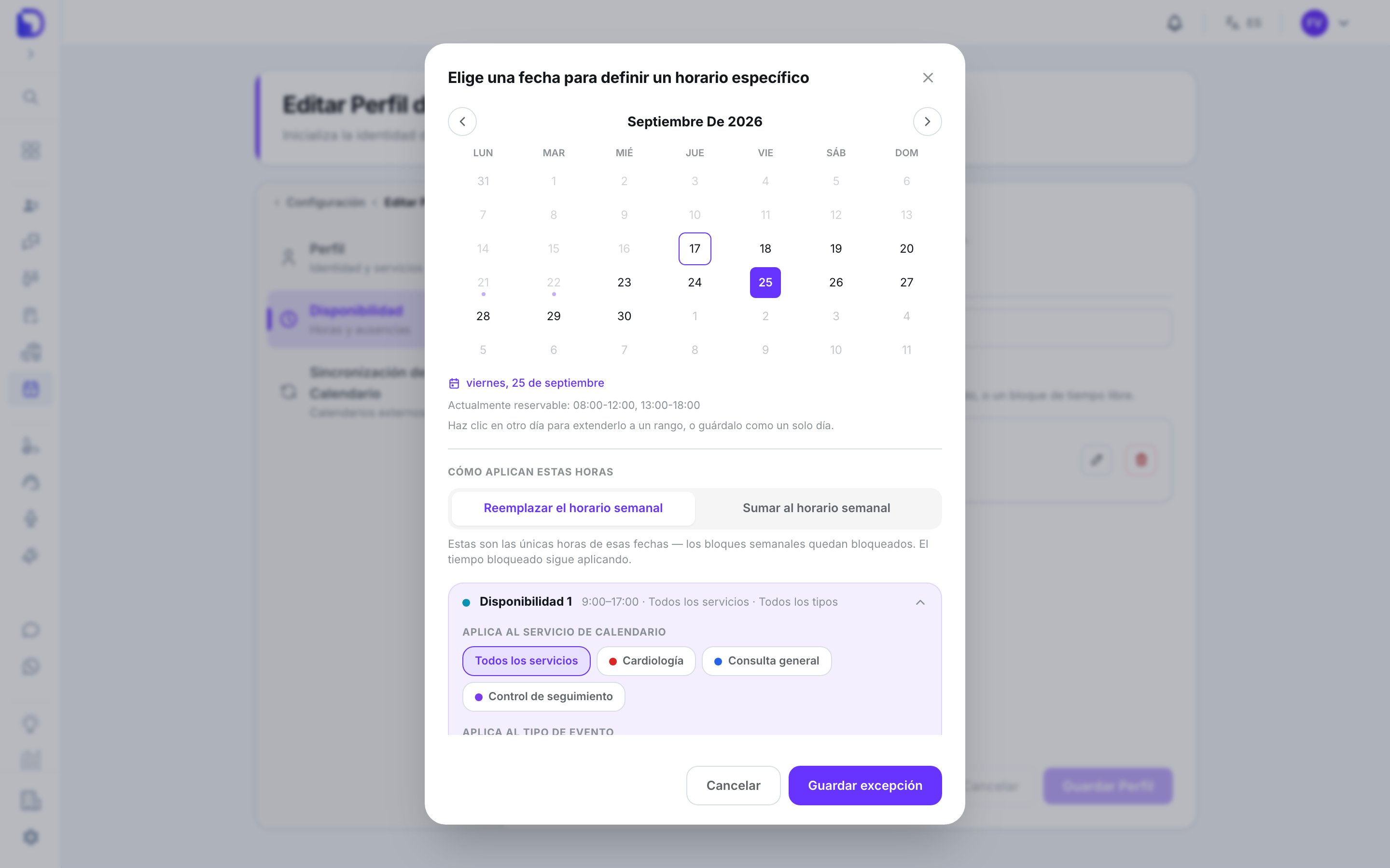 Modal Elige una fecha para definir un horario específico con el calendario de Septiembre De 2026, el viernes 25 seleccionado, el texto Actualmente reservable 08:00-12:00, 13:00-18:00, el selector Reemplazar / Sumar al horario semanal y el bloque Disponibilidad 1 de 9:00–17:00 para Todos los servicios.