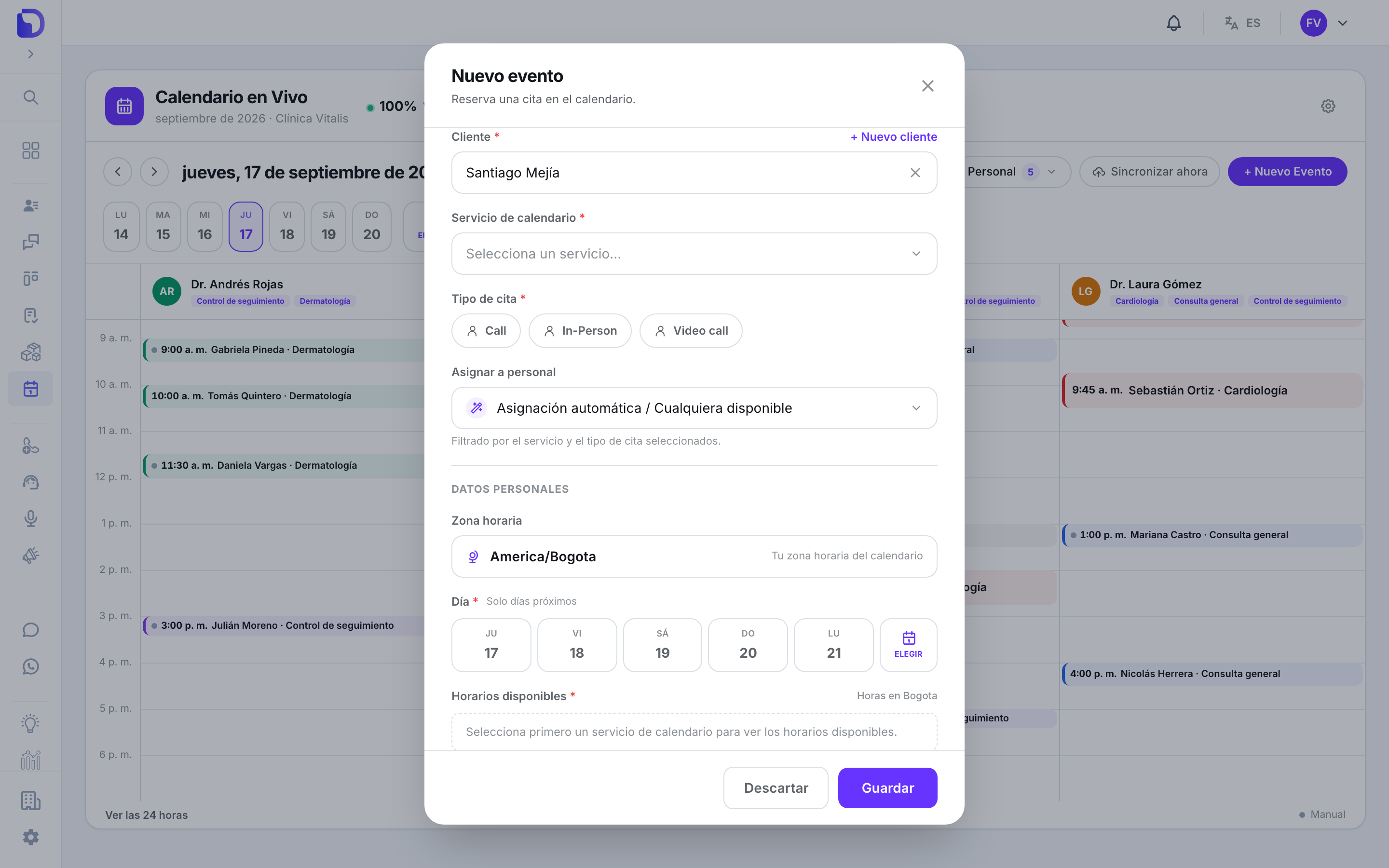 Modal Nuevo evento con el cliente Santiago Mejía, el selector Servicio de calendario vacío, los tipos de cita Call, In-Person y Video call, Asignar a personal en Asignación automática, la zona horaria America/Bogota, los días próximos y el aviso Selecciona primero un servicio de calendario para ver los horarios disponibles.
