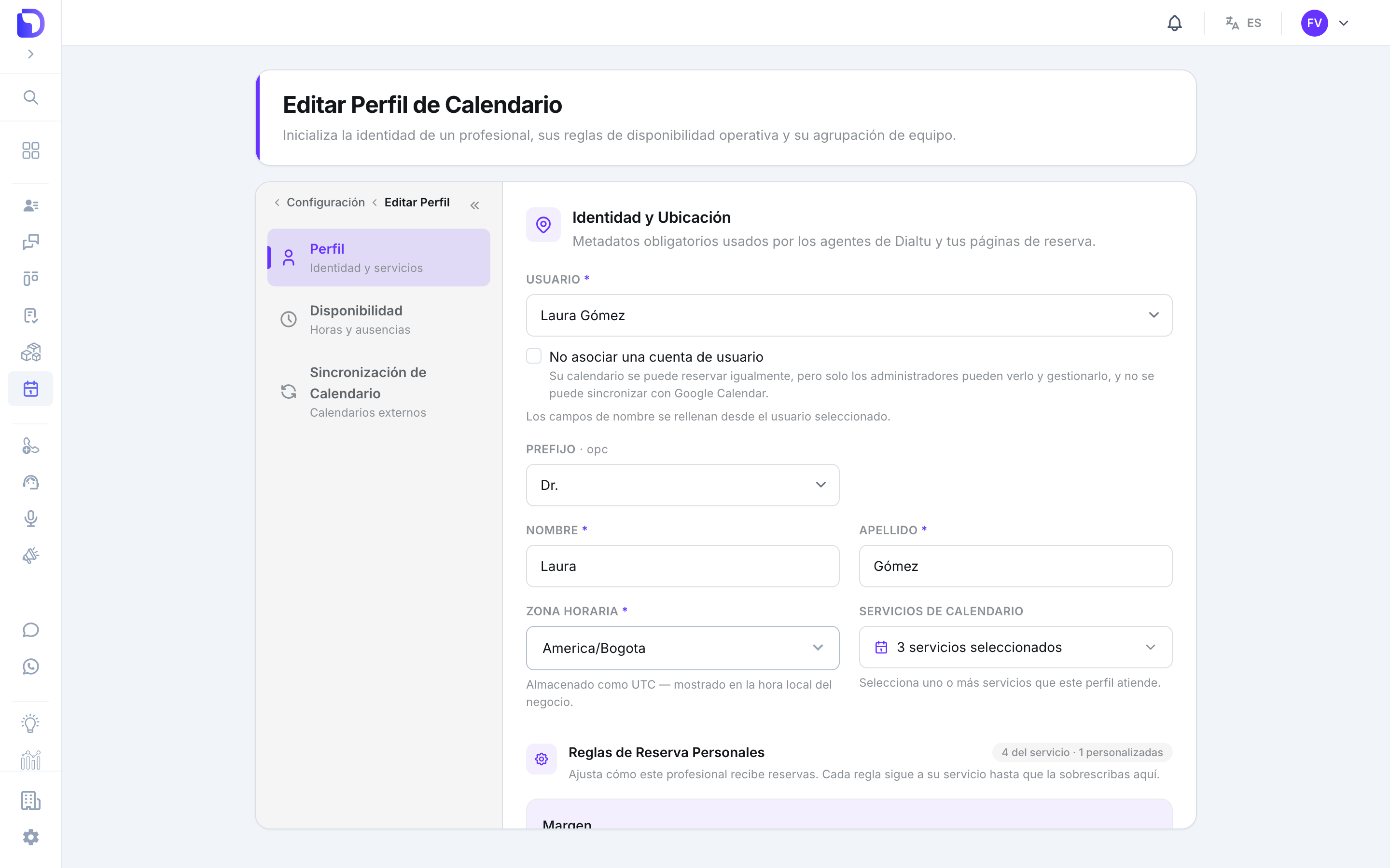 Formulario Editar Perfil de Calendario en la sección Identidad y Ubicación con el usuario Laura Gómez, la casilla No asociar una cuenta de usuario, Prefijo Dr., Nombre Laura, Apellido Gómez, Zona horaria America/Bogota y 3 servicios seleccionados, seguido del encabezado Reglas de Reserva Personales.